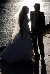 Berlin  Deutschland  Silhouette eines Brautpaars an einem See