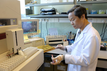 Hong Kong  China  Laborant untersucht eine Blutprobe