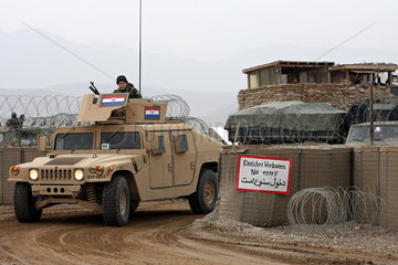 Mazar-e Sharif  Afghanistan  kroatische Soldaten in ihrem Hummer im Camp Marmal