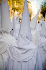 Sevilla  Spanien  Glaeubige in weissen Gewaendern bei der Prozession am Palmsonntag
