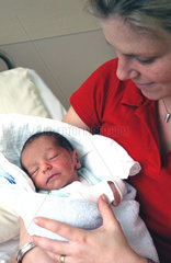 Neugeborenes Kind auf der Entbindungsstation