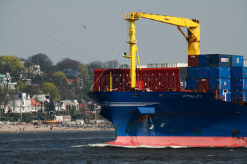 Hamburg  Deutschland  Bug des auslaufenden Containerschiff VITALITY