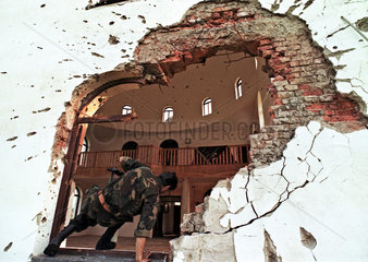 Kalesija  Bosnien und Herzegowina  Soldat betritt eine von Serben zerstoerte Moschee