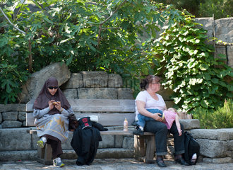 Rusr  Deutschland  Frauen auf einer Parkbank im Europa-Park Rust