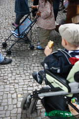 Berlin  Deutschland  Kind im Kinderwagen