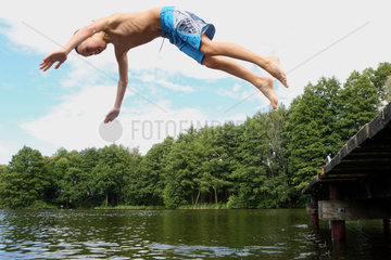 Emstal  Deutschland  Junge springt im Freibad kopfueber ins Wasser