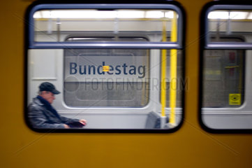 Berlin  Deutschland  ein U-Bahnzug faehrt in den U-Bahnhof Bundestag ein