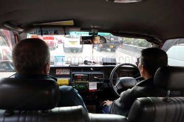 Hong Kong  China  Blick aus einem Taxi auf den Strassenverkehr