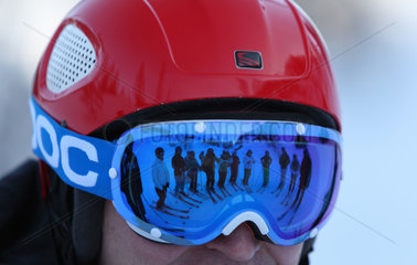 Krippenbrunn  Oesterreich  Skilaeufer spiegeln sich in einer Skibrille
