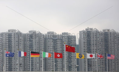 Hong Kong  China  Nationalflaggen verschiedener Laender wehen im Wind  die Chinesische ueber allen