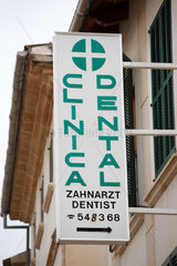 Alcudia  Mallorca  Spanien  mehrsprachiges Schild einer Zahnarztpraxis