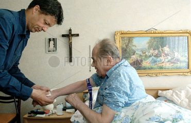 Ein Arzt versorgt einen Patienten