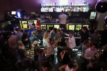 Warschau  Polen  Besucher an der Bar des Nine Club