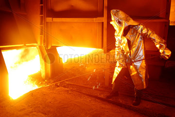 Eisenhuettenstadt  Deutschland  Stahlarbeiter am Hochofen der ArcelorMittal Eisenhuettenstadt