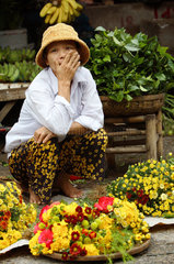 Vietnam  eine Blumenhaendlerin am Gemuesemarkt