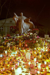 Totenlichter an einem Denkmal v. Papst Paul Johannes II