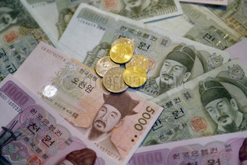 Symbolfoto  koreanische Banknoten und Muenzen