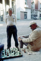 Santiago de Cuba  Kuba  Maenner spielen am Gehweg Schach