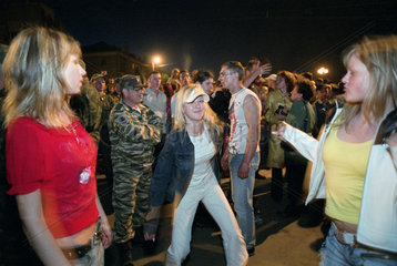 Jugendliche bei einem Strassenfest  Kaliningrad  Russland