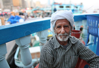 Dubai  Vereinigte Arabische Emirate  Hafenarbeiter im Portrait
