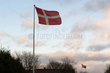 Eine daenische Fahne weht an einem Mast