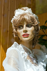 Berlin  Deutschland  Schaufensterpuppe als Braut bekleidet