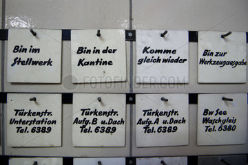 Berlin  Deutschland  der Wartungsbahnhof der BVG  Schilder mit Kurznachrichten