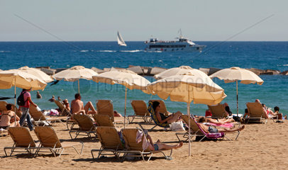 Barcelona  Spanien  Touristen am Strand von Barceloneta