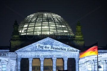 Berlin  Deutschland  beleuchteter Reichstag zum Tag der Deutschen Einheit