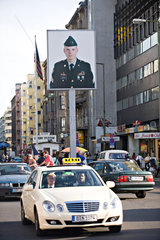 Berlin  Deutschland  ein Taxi vor dem ehemaligen Grenzuebergang Checkpoint Charlie