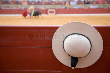 Ein castoreno (runder Hut des Pikadors) haengt bei einem Stierkampf an der Bande  Spanien