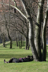 Berlin  Frau sonnt sich Monbijoupark