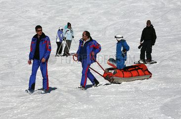 Jerzens  Oesterreich  Bergwacht bei der Rettung eines verunfallten Skifahrers
