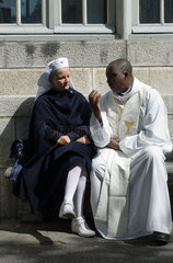 Eine italienische Schwester redet mit einem Priester in Lourdes  Frankreich