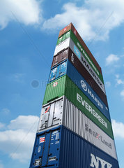 Hamburg  Deutschland  gestapelte Frachtcontainer