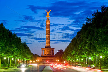 Berlin  Deutschland  Strasse des 17. Juni mit Siegessaeule zur blauen Stunde
