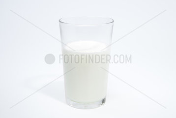 Ein mit Milch gefuelltes Glas