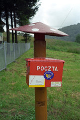 Roter Briefkasten an einem Pfosten  Sued-Ostpolen