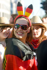 Berlin  Deutschland  ein weiblicher Fussballfan mit Bunny-Ohren in den Deutschlandfarben
