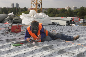 Berlin  Deutschland  Bauarbeiter schweisst auf dem Dach der Baustelle am Ostkreuz