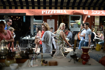 Nizza  Frankreich  Besucher auf einem Flohmarkt in der Altstadt Nizzas