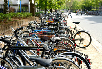 Braunschweig  Abgestellte Fahrraeder auf dem Campus der TU Carolo-Wilhelmina zu Braunschweig