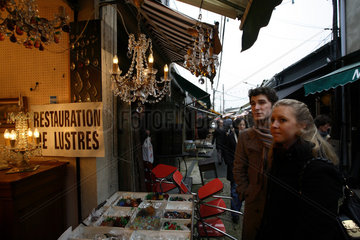 Paris  Frankreich  Menschen auf dem Flohmarkt von Saint-Quen