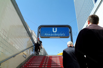 Berlin  Menschen am U-Bahnhof Alexanderplatz