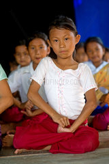 Phnom Penh  Kambodscha  Maedchen in einer Tanzschule biegen ihre Finger