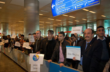 Istanbul  Tuerkei  warten auf ankommende Reisende auf dem Atatuerk International Airport