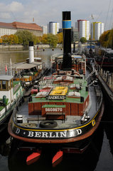 Berlin  Deutschland  altes Schiff im historischen Hafen
