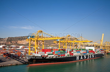 Barcelona  Spanien  ein Frachtschiff von Hanjin Shipping im Port Franc de Barcelona