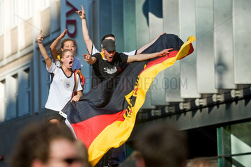 Berlin  Deutschland  Fans jubeln und schreien mit Flagge nach dem Achtelfinalsieg fuer Deutschland