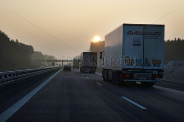 Spreenhagen  Deutschland  Autos bei Sonnenaufgang auf der A12